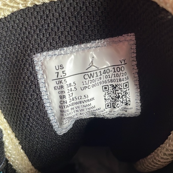 Nike Jordan 1 Mid SE
Multi-Color - Picture 3 of 3